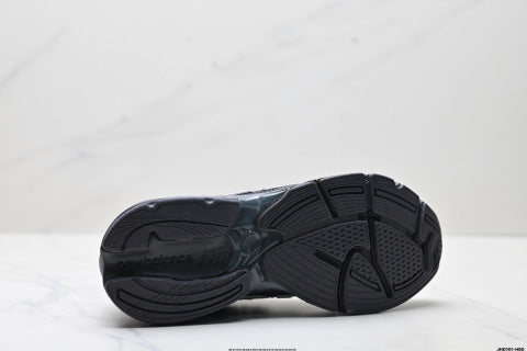 New Balance M2010 series running shoes, featuring a dad-style design with breathable mesh fabric, suitable for casual sports.