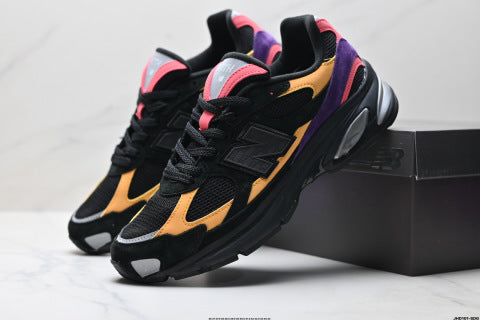 New Balance 1000 series running shoes, low-top dad style, casual sportswear.