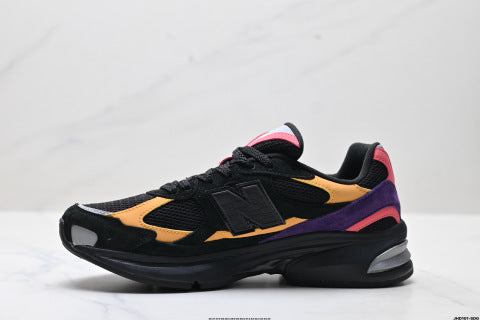 New Balance 1000 series running shoes, low-top dad style, casual sportswear.