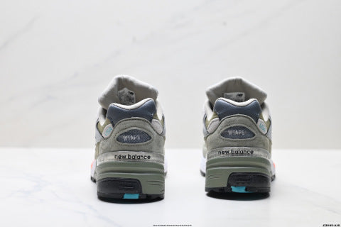 New Balance 992 series athletic running shoes, classic casual style, versatile.