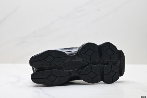 New Balance M2000 series running shoes: stylish, versatile, shock-absorbing, slip-resistant, and durable.