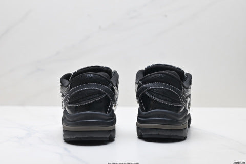 New Balance 1000 series athletic shoes, low-top dad style casual running shoes
