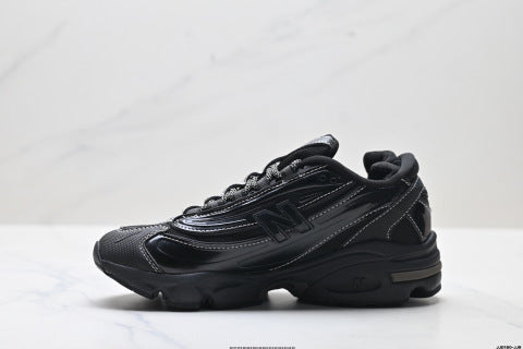New Balance 1000 series athletic shoes, low-top dad style casual running shoes