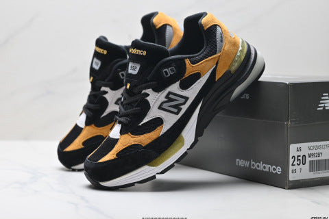New Balance 992 series sneakers, classic casual, versatile chunky running shoes.
