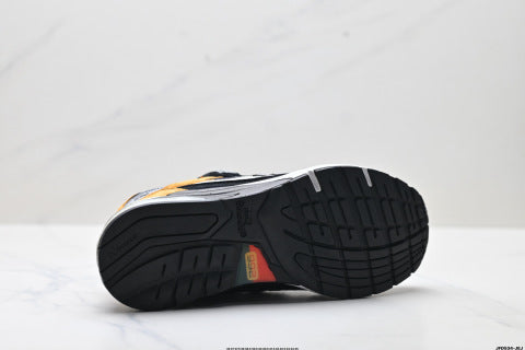 New Balance 992 series sneakers, classic casual, versatile chunky running shoes.