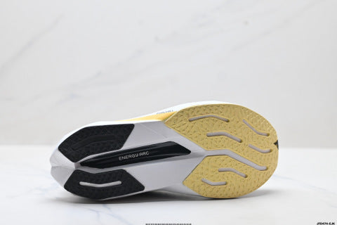 New Balance SC Trainer V3 series running shoes: training, sprinting, fitness tests, and racing; breathable and cushioned.