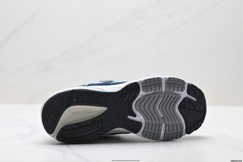 New Balance NB 990 series athletic shoes, running shoes, breathable mesh upper, low-top casual shoes.