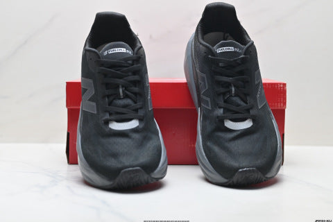 New Balance FuelCell running shoes, athletic shoes, simple design, slip-resistant, durable, breathable and lightweight.