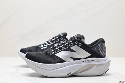 New Balance FuelCell running shoes: Simple mesh fabric, slip-resistant, durable, breathable, and lightweight.