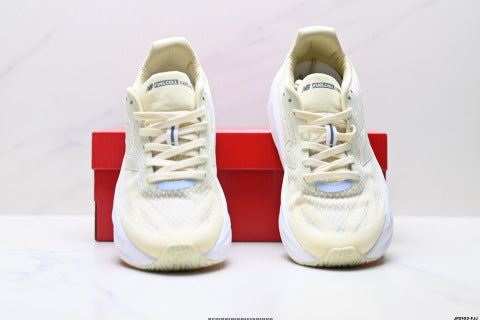 New Balance FuelCell Sneakers: Simple design, mesh fabric, non-slip, wear-resistant, breathable, and lightweight; ideal for marathon running.