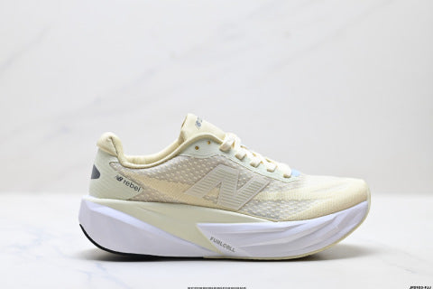 New Balance FuelCell Sneakers: Simple design, mesh fabric, non-slip, wear-resistant, breathable, and lightweight; ideal for marathon running.