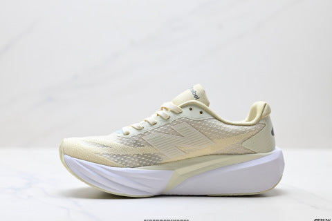 New Balance FuelCell Sneakers: Simple design, mesh fabric, non-slip, wear-resistant, breathable, and lightweight; ideal for marathon running.
